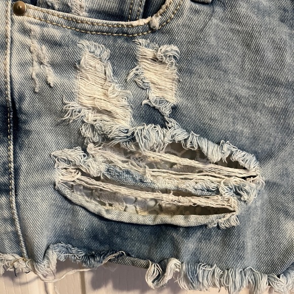 ✨2/$15✨ Stradivarius Distressed Jean Shorts with Lace Detailing - Picture 3 of 5